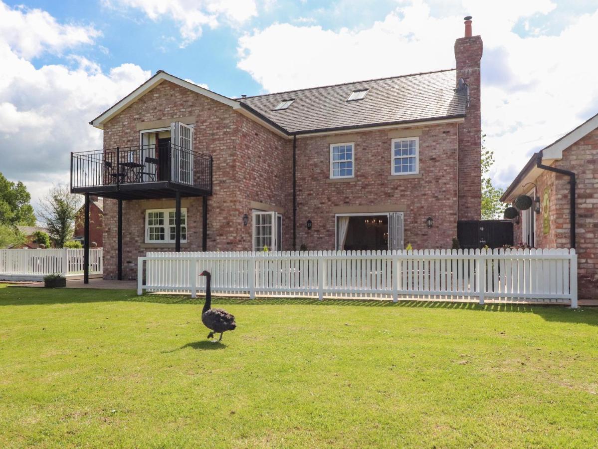 Moor End Manor Villa Poulton-le-Fylde Exterior photo