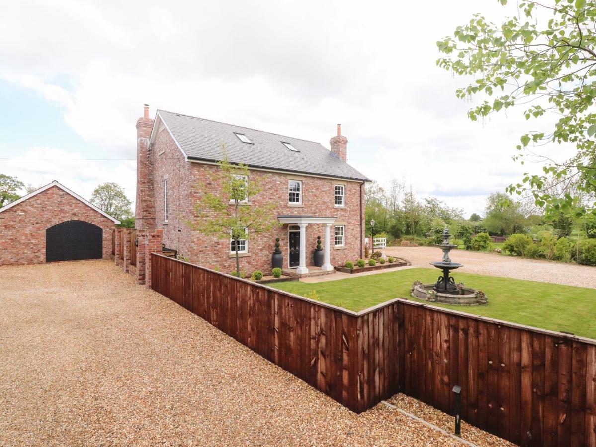 Moor End Manor Villa Poulton-le-Fylde Exterior photo